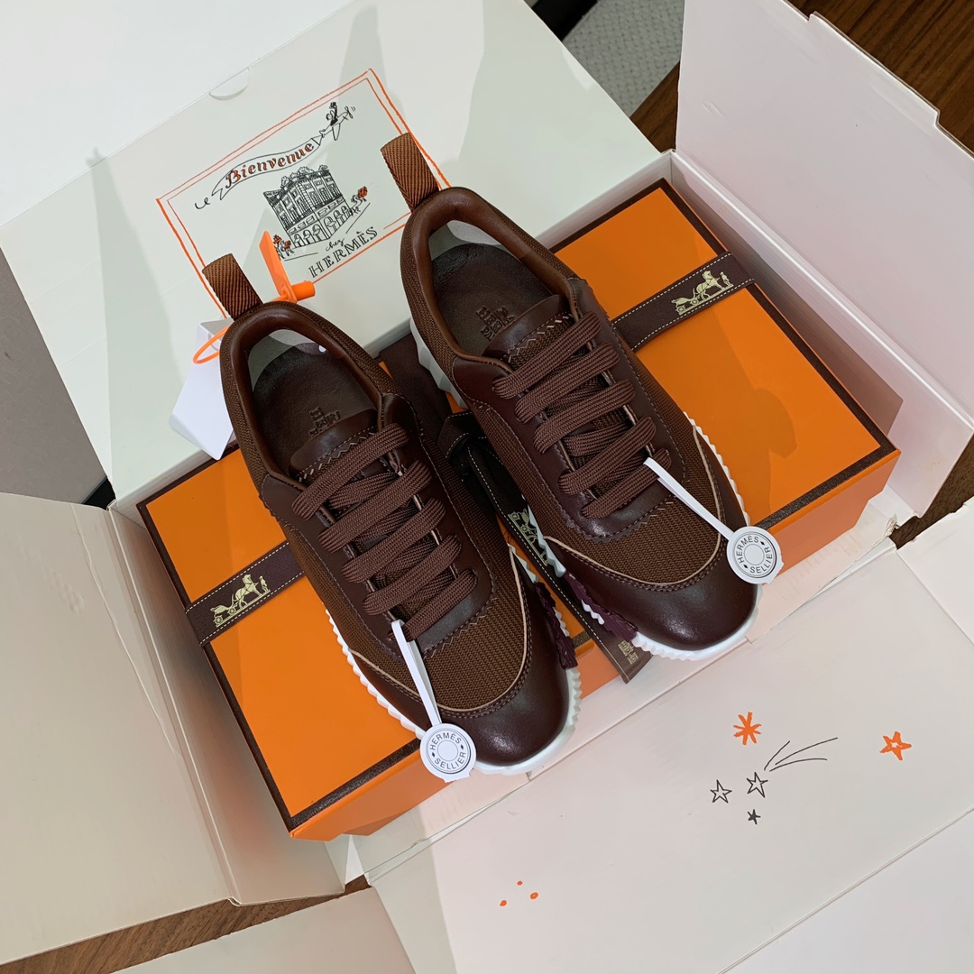 【Herm*s】情侣款顶级版本运动鞋。上脚轻便舒适。鞋面牛皮搭配定制网面。羊皮垫脚。增高3cm。原版开模