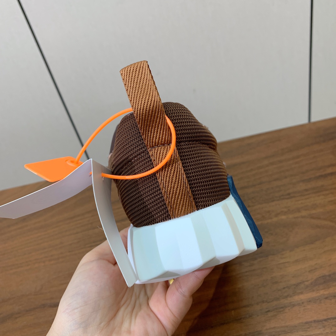 【Herm*s】情侣款顶级版本运动鞋。上脚轻便舒适。鞋面牛皮搭配定制网面。羊皮垫脚。增高3cm。原版开模