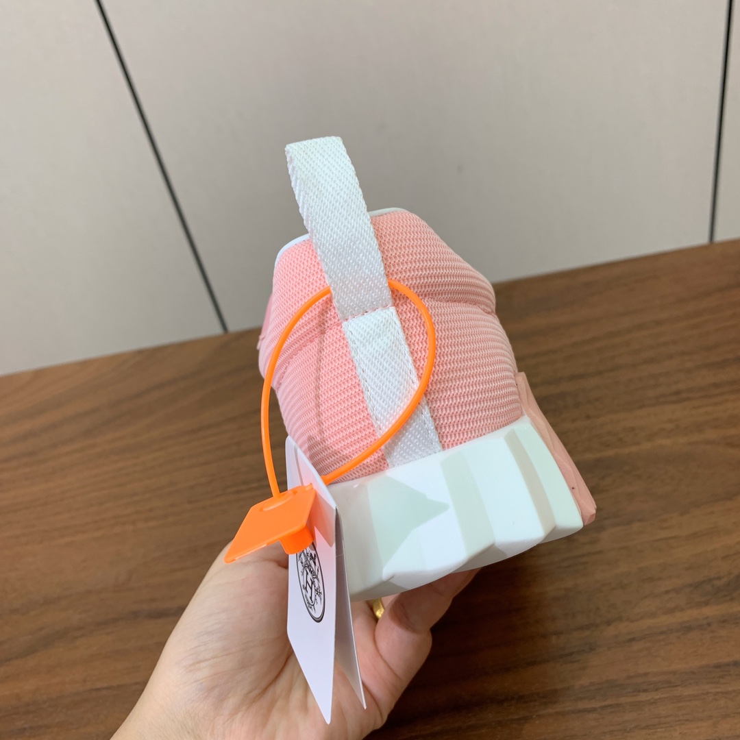 【Herm*s】情侣款顶级版本运动鞋。上脚轻便舒适。鞋面牛皮搭配定制网面。羊皮垫脚。增高3cm。原版开模