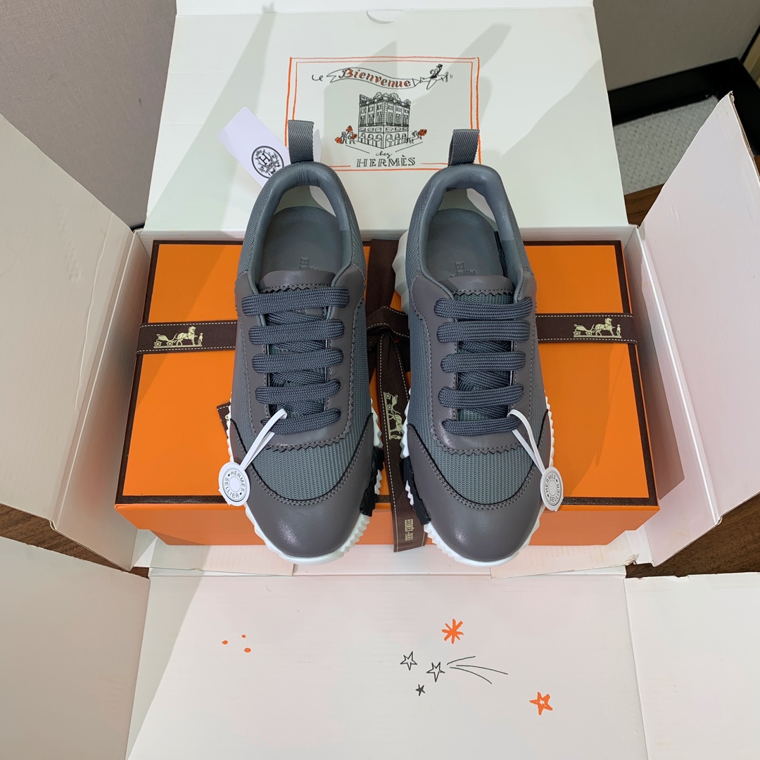 【Herm*s】情侣款顶级版本运动鞋。上脚轻便舒适。鞋面牛皮搭配定制网面。羊皮垫脚。增高3cm。原版开模