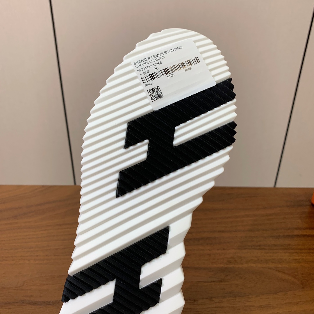 【Herm*s】情侣款顶级版本运动鞋。上脚轻便舒适。鞋面牛皮搭配定制网面。羊皮垫脚。增高3cm。原版开模