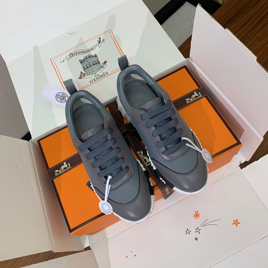 【Herm*s】情侣款顶级版本运动鞋。上脚轻便舒适。鞋面牛皮搭配定制网面。羊皮垫脚。增高3cm。原版开模