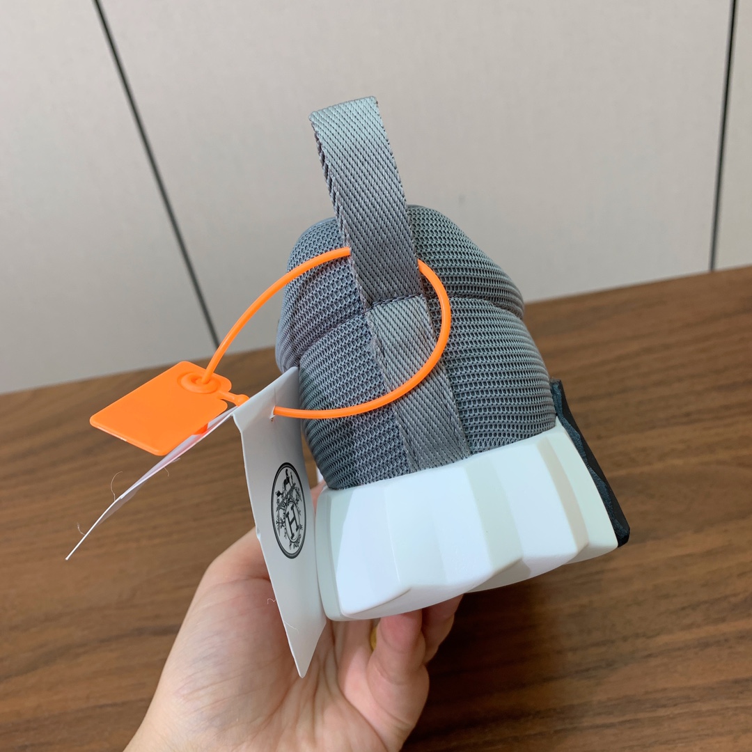 【Herm*s】情侣款顶级版本运动鞋。上脚轻便舒适。鞋面牛皮搭配定制网面。羊皮垫脚。增高3cm。原版开模