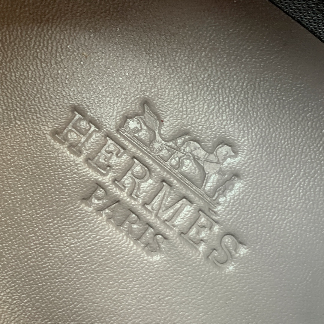 【Herm*s】情侣款顶级版本运动鞋。上脚轻便舒适。鞋面牛皮搭配定制网面。羊皮垫脚。增高3cm。原版开模
