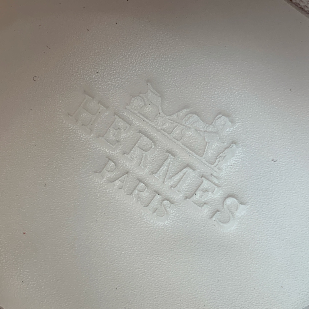 【Herm*s】情侣款顶级版本运动鞋。上脚轻便舒适。鞋面牛皮搭配定制网面。羊皮垫脚。增高3cm。原版开模
