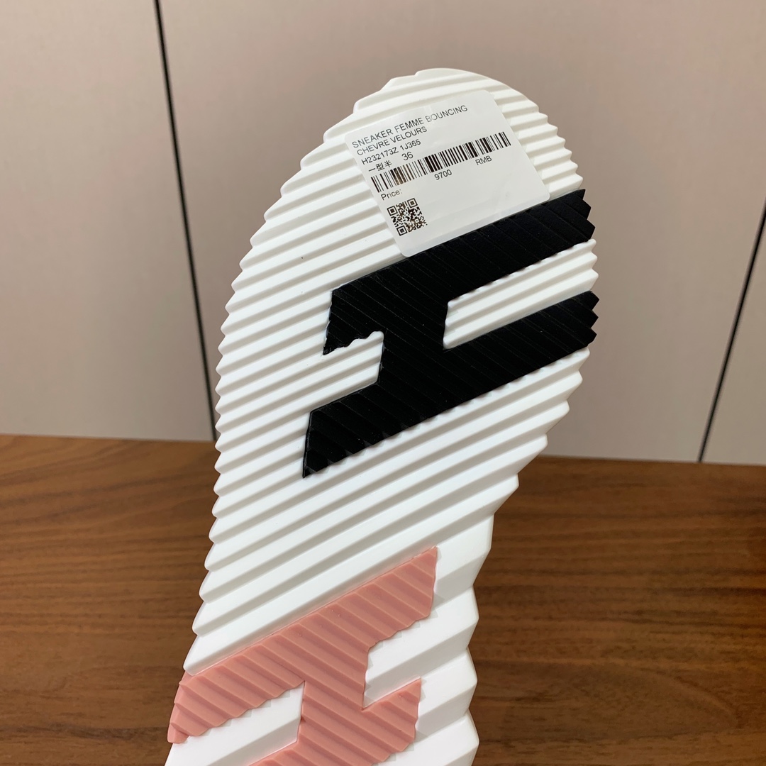 【Herm*s】情侣款顶级版本运动鞋。上脚轻便舒适。鞋面牛皮搭配定制网面。羊皮垫脚。增高3cm。原版开模