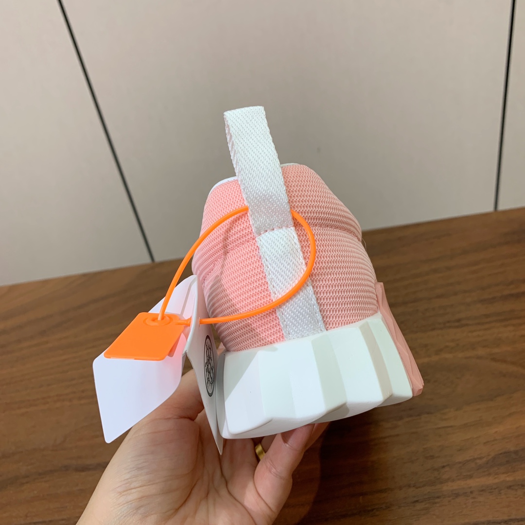 【Herm*s】情侣款顶级版本运动鞋。上脚轻便舒适。鞋面牛皮搭配定制网面。羊皮垫脚。增高3cm。原版开模