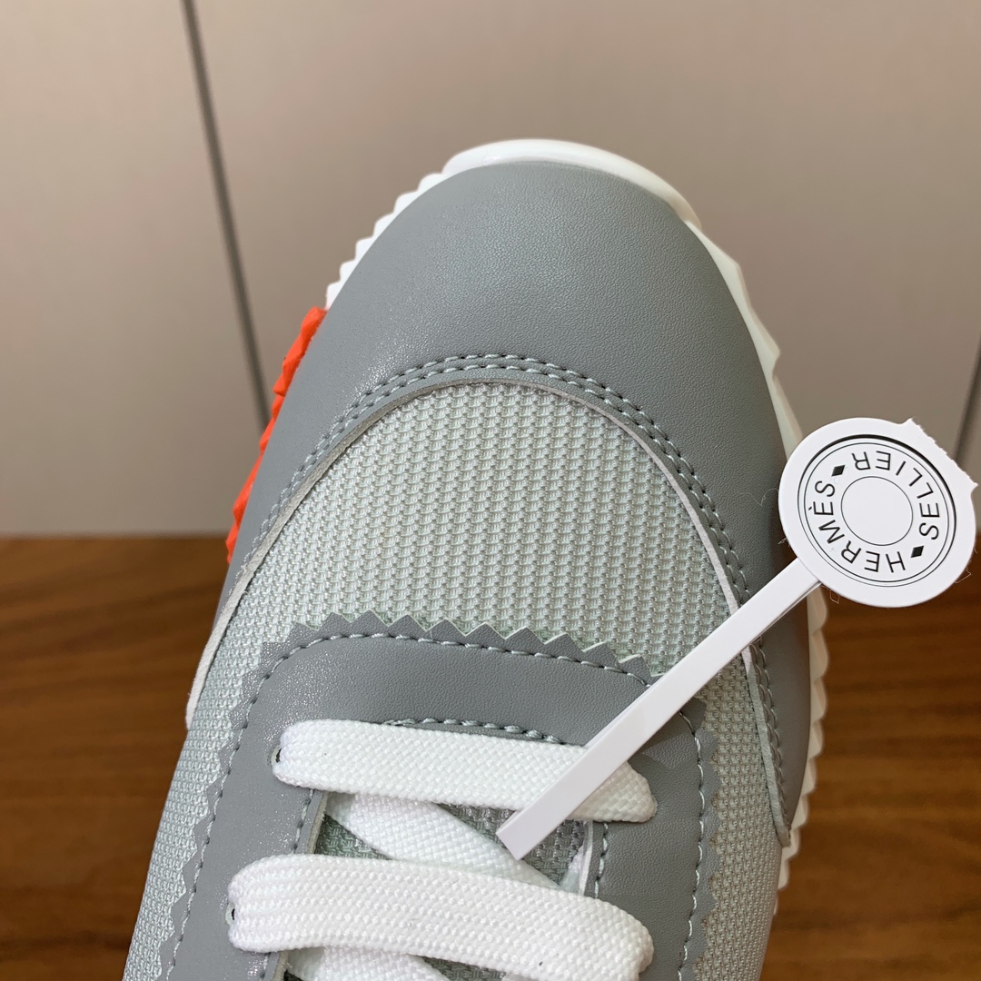 【Herm*s】情侣款顶级版本运动鞋。上脚轻便舒适。鞋面牛皮搭配定制网面。羊皮垫脚。增高3cm。原版开模