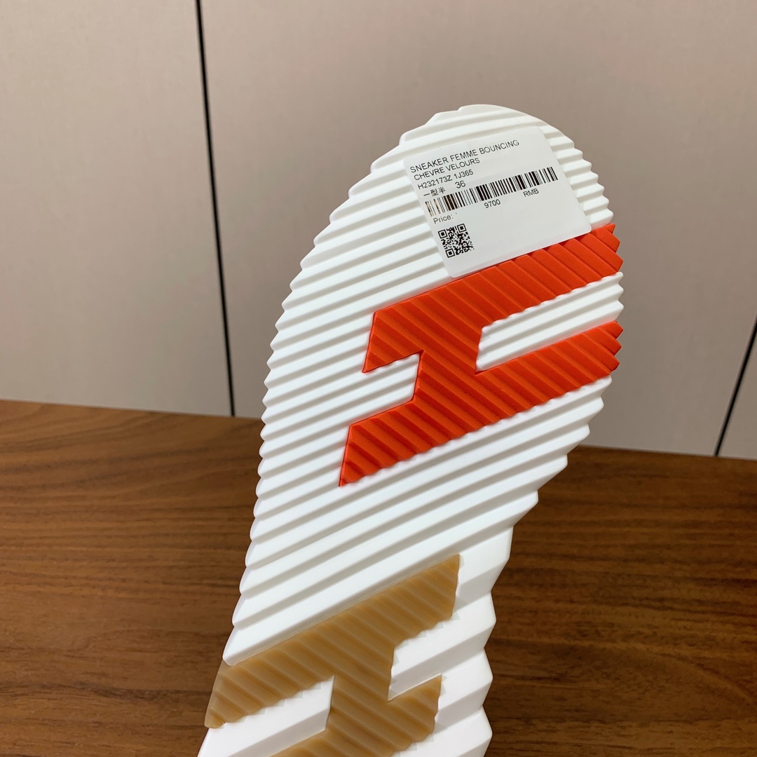 【Herm*s】情侣款顶级版本运动鞋。上脚轻便舒适。鞋面牛皮搭配定制网面。羊皮垫脚。增高3cm。原版开模