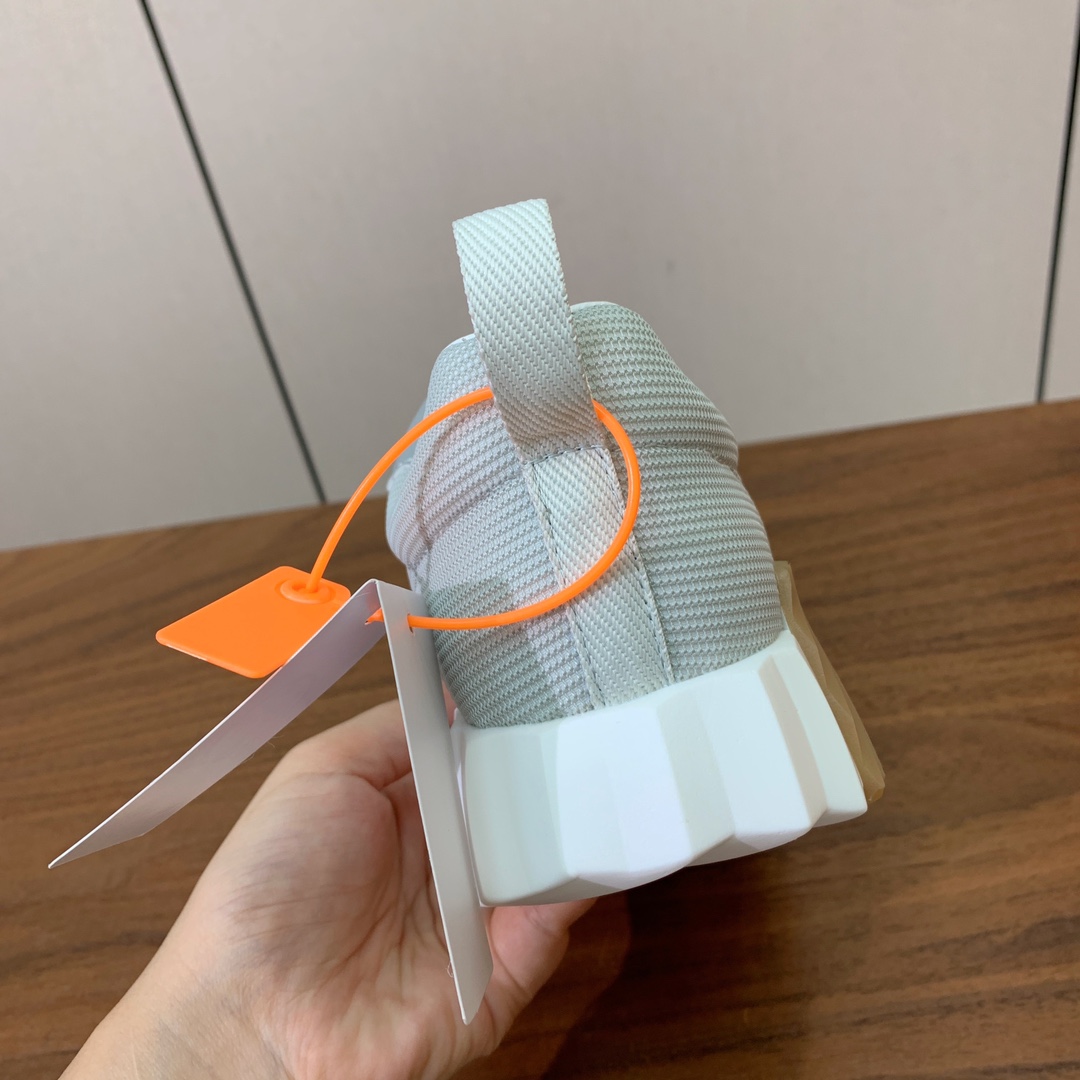 【Herm*s】情侣款顶级版本运动鞋。上脚轻便舒适。鞋面牛皮搭配定制网面。羊皮垫脚。增高3cm。原版开模