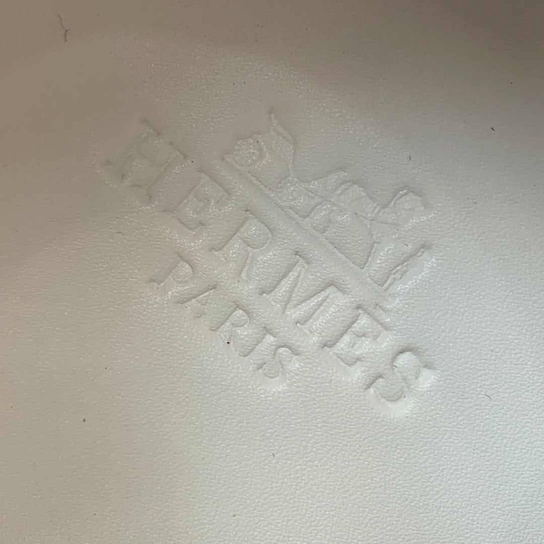 【Herm*s】情侣款顶级版本运动鞋。上脚轻便舒适。鞋面牛皮搭配定制网面。羊皮垫脚。增高3cm。原版开模