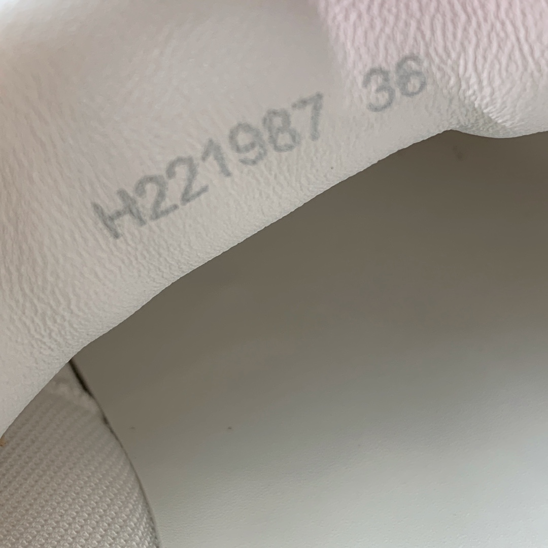 【Herm*s】情侣款顶级版本运动鞋。上脚轻便舒适。鞋面牛皮搭配定制网面。羊皮垫脚。增高3cm。原版开模