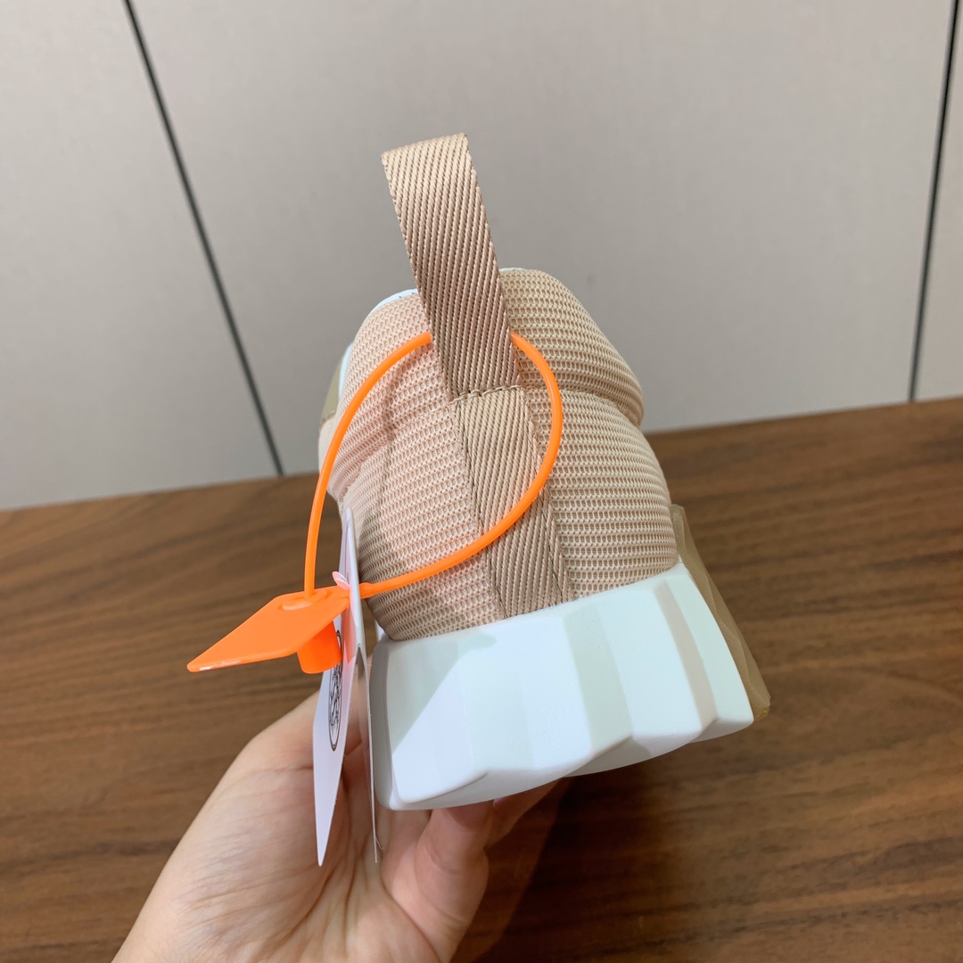 【Herm*s】情侣款顶级版本运动鞋。上脚轻便舒适。鞋面牛皮搭配定制网面。羊皮垫脚。增高3cm。原版开模