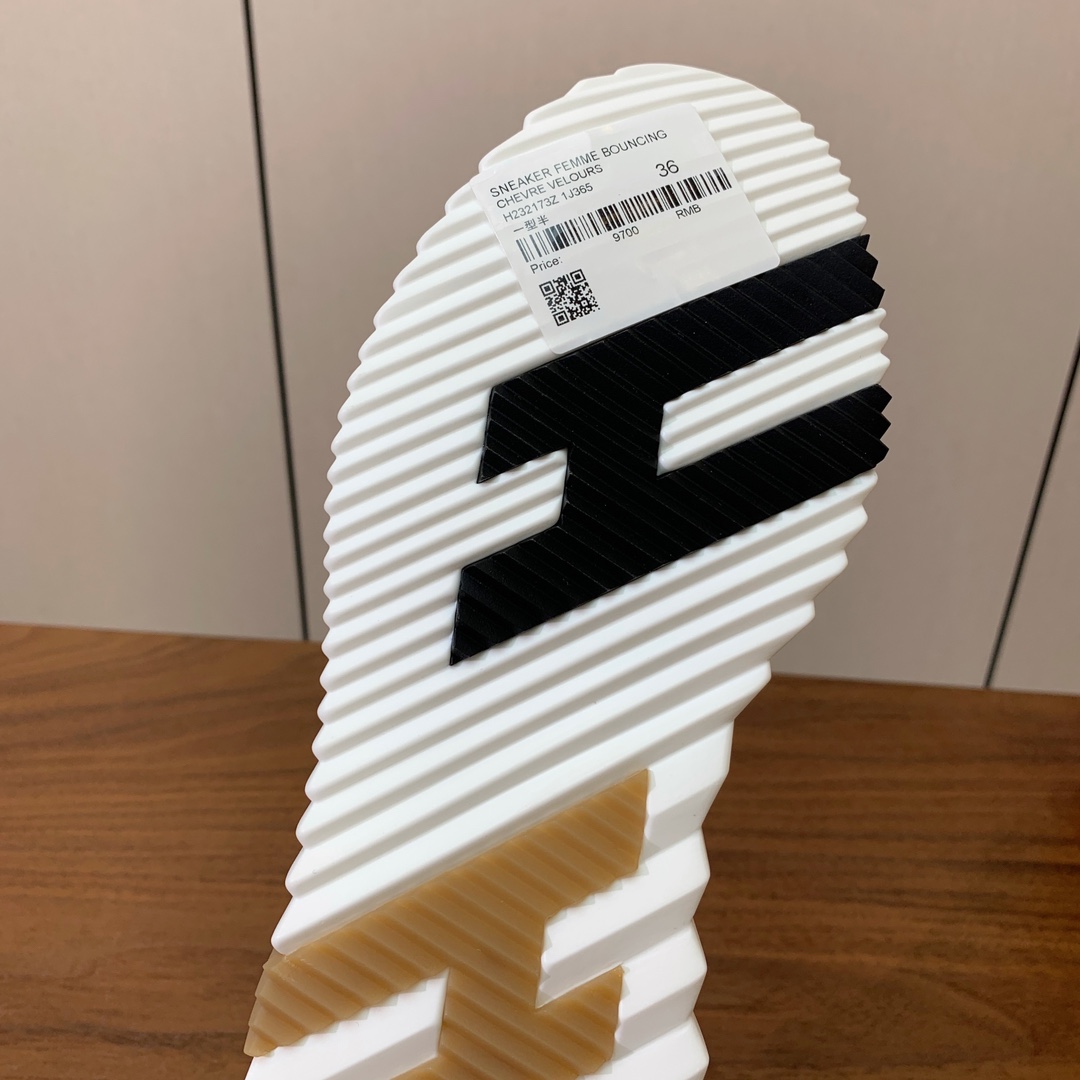 【Herm*s】情侣款顶级版本运动鞋。上脚轻便舒适。鞋面牛皮搭配定制网面。羊皮垫脚。增高3cm。原版开模