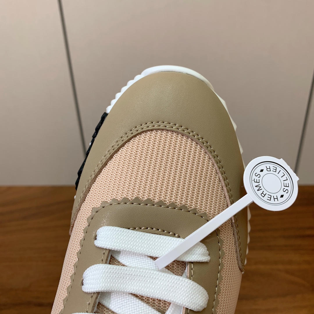 【Herm*s】情侣款顶级版本运动鞋。上脚轻便舒适。鞋面牛皮搭配定制网面。羊皮垫脚。增高3cm。原版开模