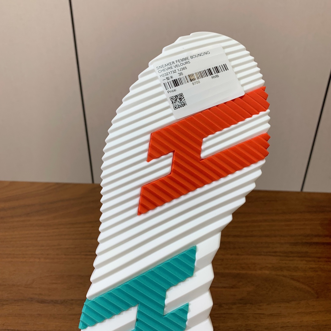 【Herm*s】情侣款顶级版本运动鞋。上脚轻便舒适。鞋面牛皮搭配定制网面。羊皮垫脚。增高3cm。原版开模