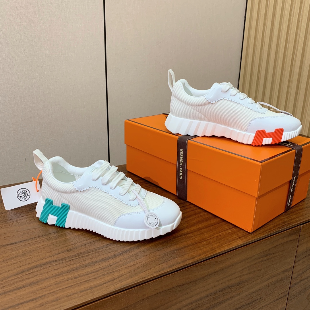 【Herm*s】情侣款顶级版本运动鞋。上脚轻便舒适。鞋面牛皮搭配定制网面。羊皮垫脚。增高3cm。原版开模