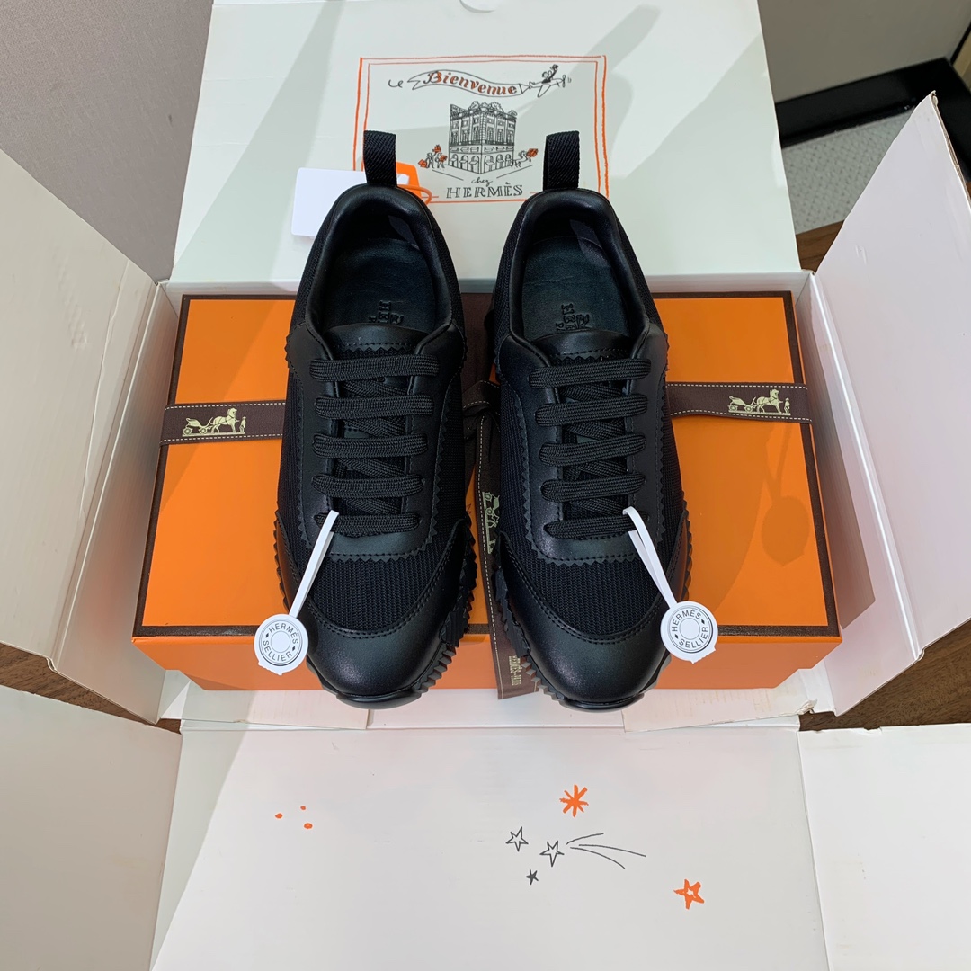 【Herm*s】情侣款顶级版本运动鞋。上脚轻便舒适。鞋面牛皮搭配定制网面。羊皮垫脚。增高3cm。原版开模