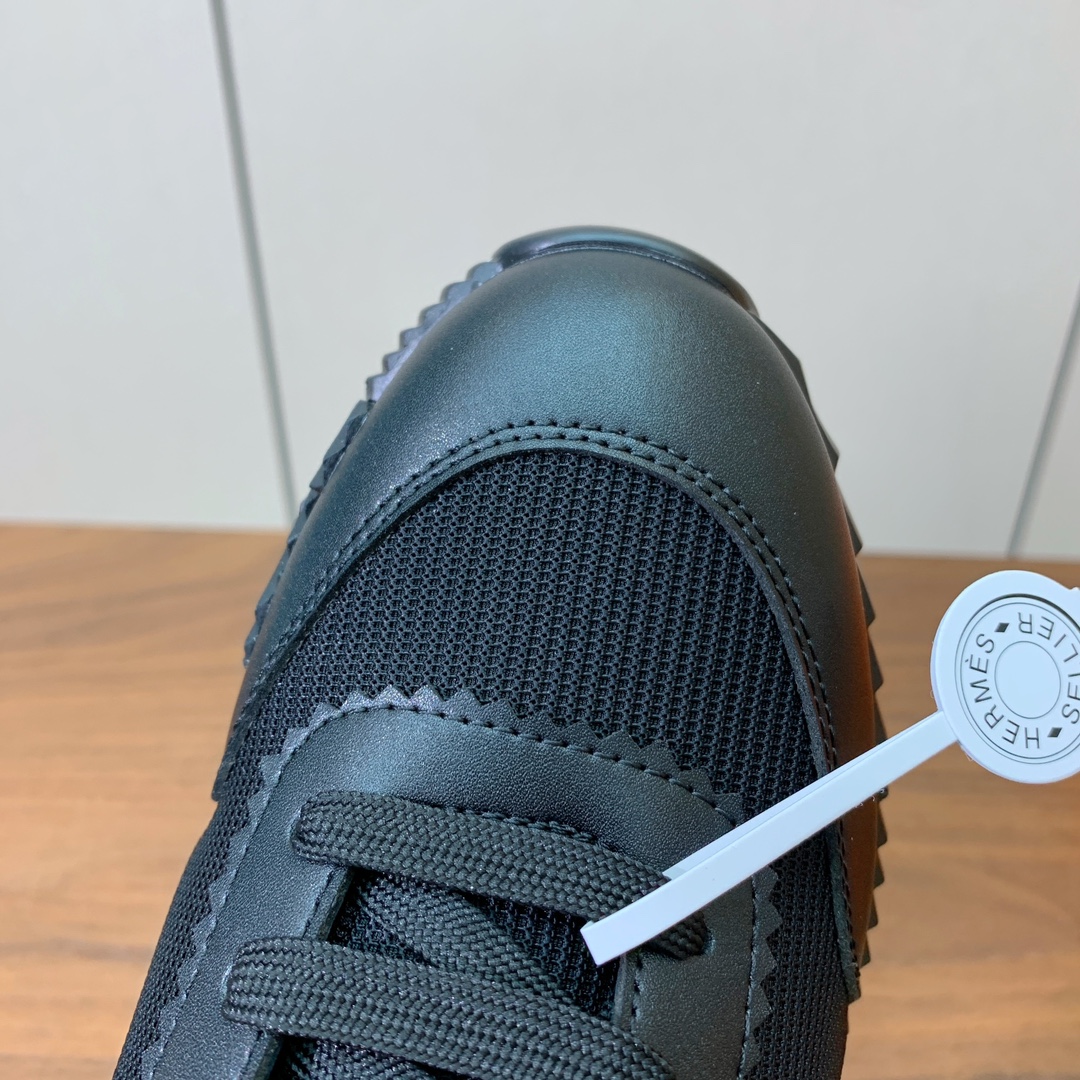 【Herm*s】情侣款顶级版本运动鞋。上脚轻便舒适。鞋面牛皮搭配定制网面。羊皮垫脚。增高3cm。原版开模