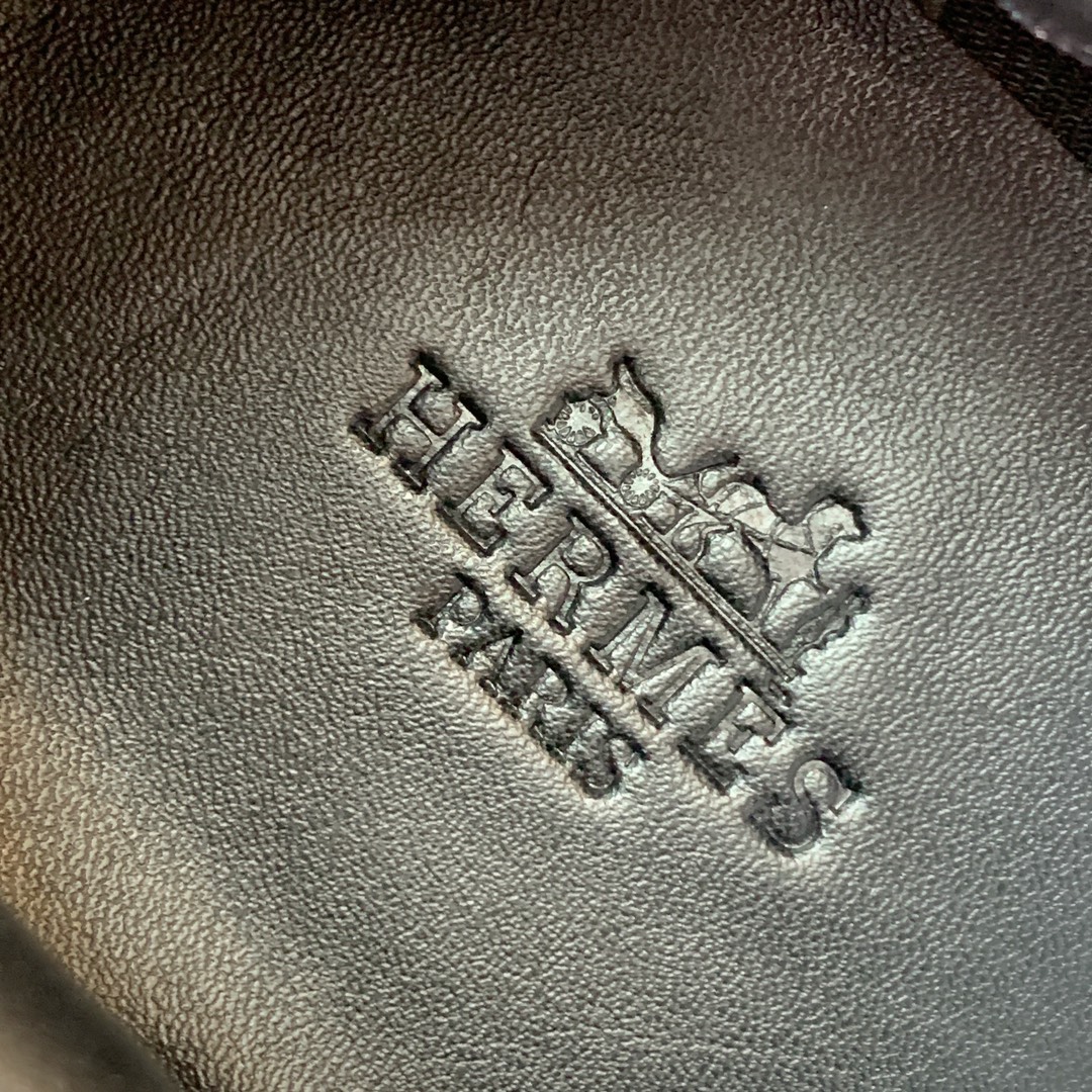 【Herm*s】情侣款顶级版本运动鞋。上脚轻便舒适。鞋面牛皮搭配定制网面。羊皮垫脚。增高3cm。原版开模