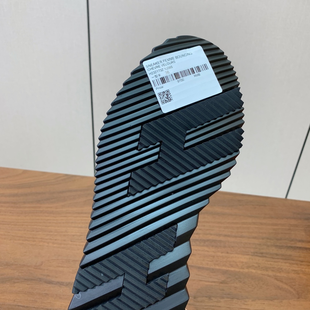 【Herm*s】情侣款顶级版本运动鞋。上脚轻便舒适。鞋面牛皮搭配定制网面。羊皮垫脚。增高3cm。原版开模