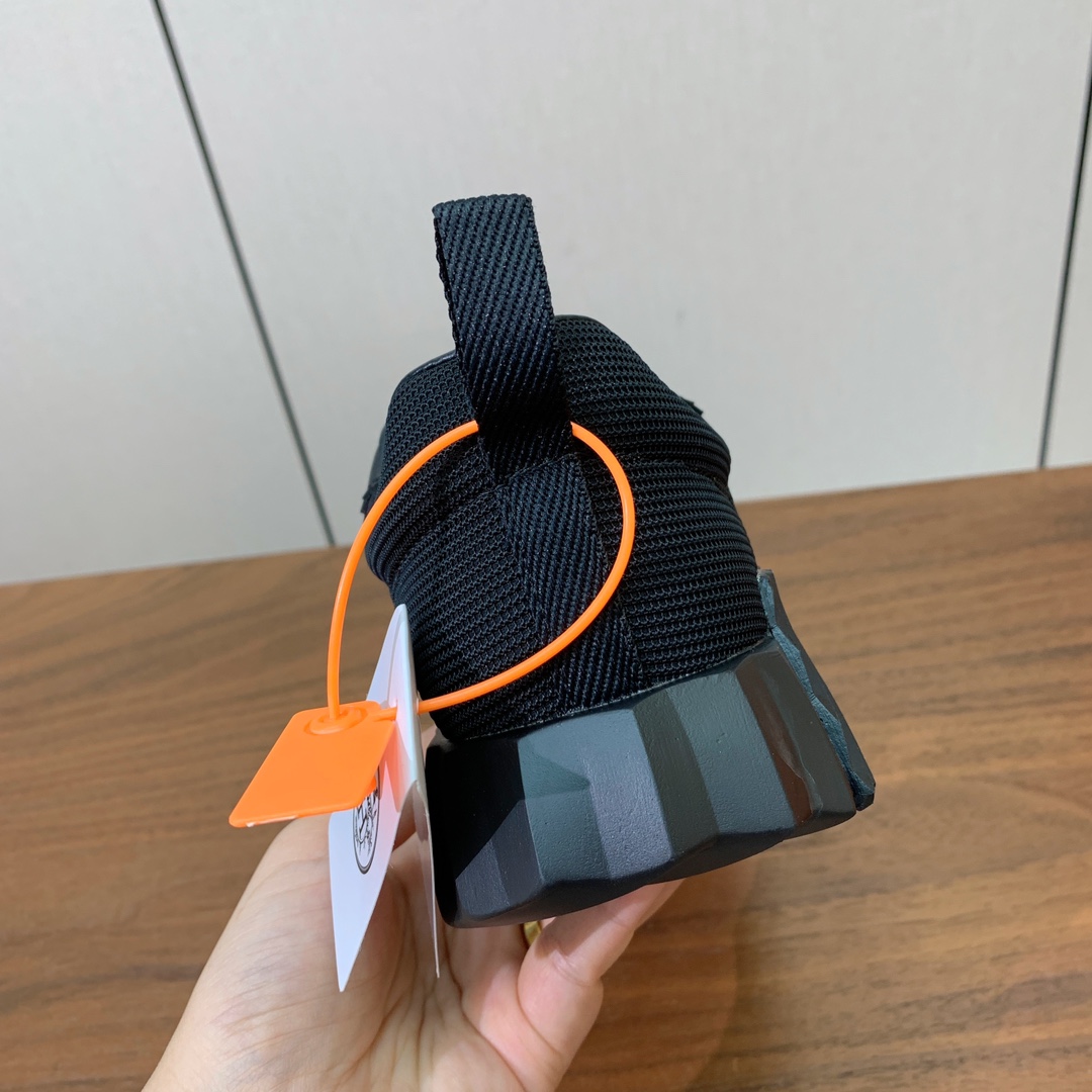 【Herm*s】情侣款顶级版本运动鞋。上脚轻便舒适。鞋面牛皮搭配定制网面。羊皮垫脚。增高3cm。原版开模