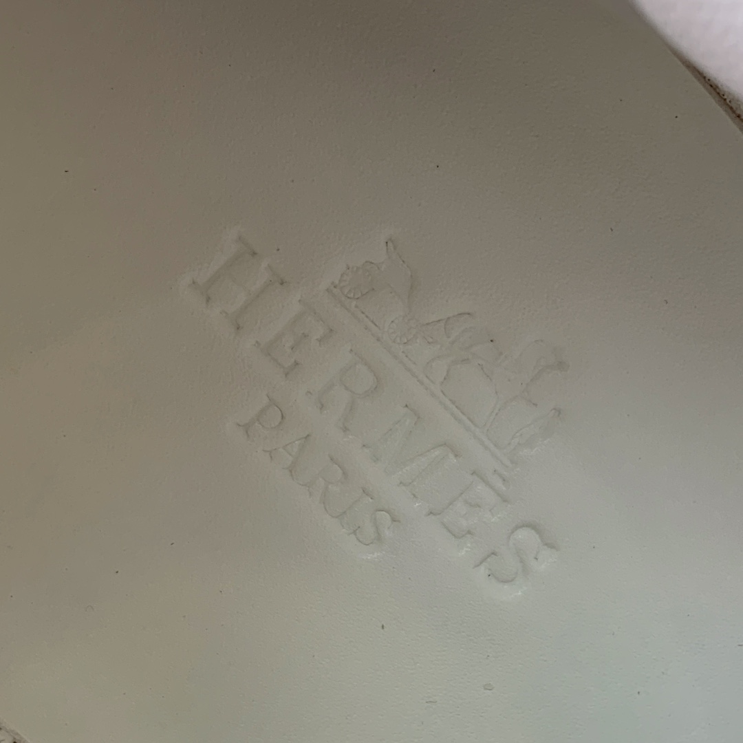 【Herm*s】情侣款顶级版本运动鞋。上脚轻便舒适。鞋面牛皮搭配定制网面。羊皮垫脚。增高3cm。原版开模