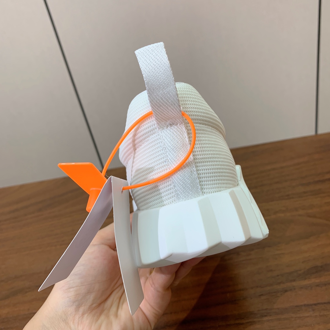 【Herm*s】情侣款顶级版本运动鞋。上脚轻便舒适。鞋面牛皮搭配定制网面。羊皮垫脚。增高3cm。原版开模