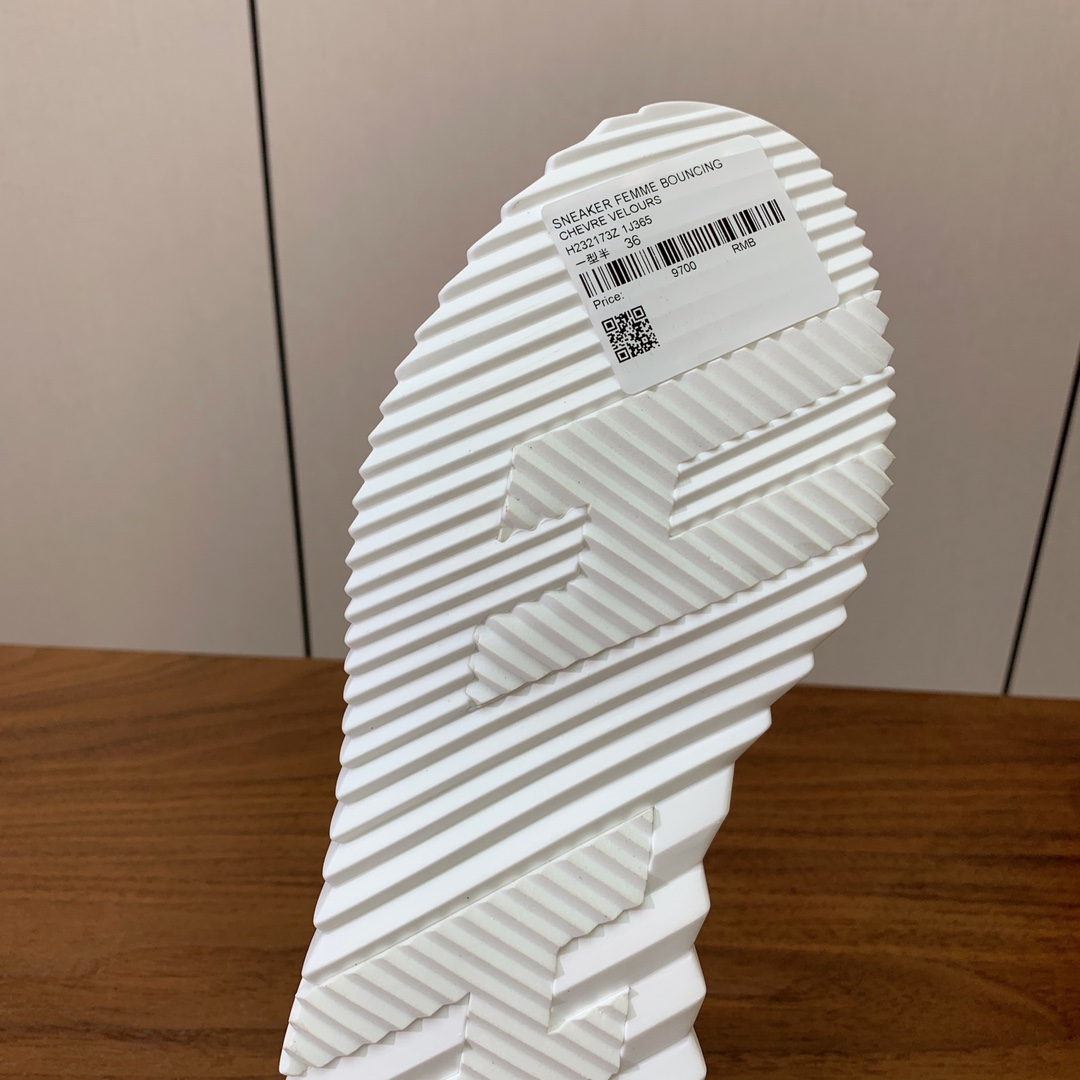 【Herm*s】情侣款顶级版本运动鞋。上脚轻便舒适。鞋面牛皮搭配定制网面。羊皮垫脚。增高3cm。原版开模