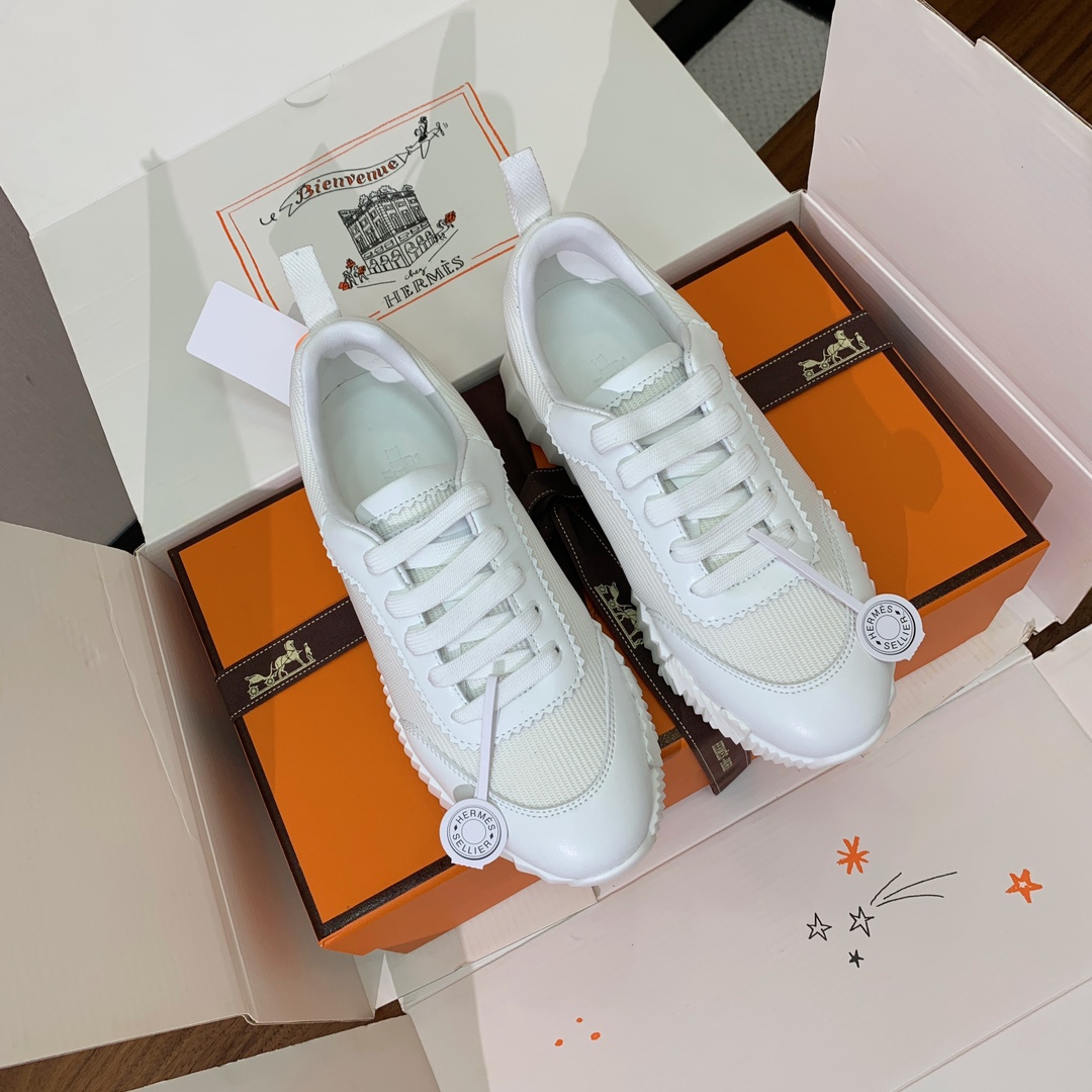 【Herm*s】情侣款顶级版本运动鞋。上脚轻便舒适。鞋面牛皮搭配定制网面。羊皮垫脚。增高3cm。原版开模