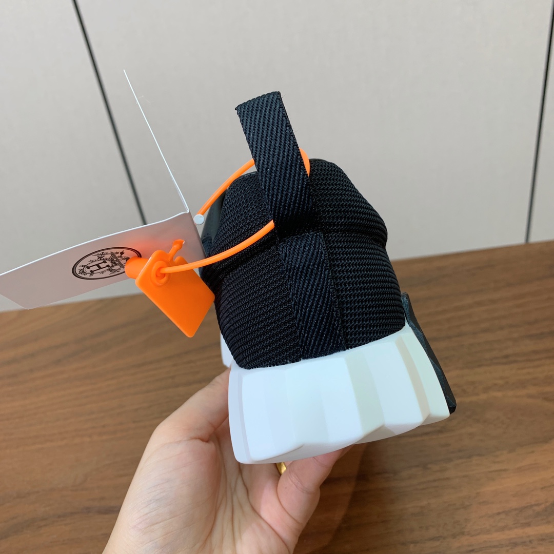 【Herm*s】情侣款顶级版本运动鞋。上脚轻便舒适。鞋面牛皮搭配定制网面。羊皮垫脚。增高3cm。原版开模