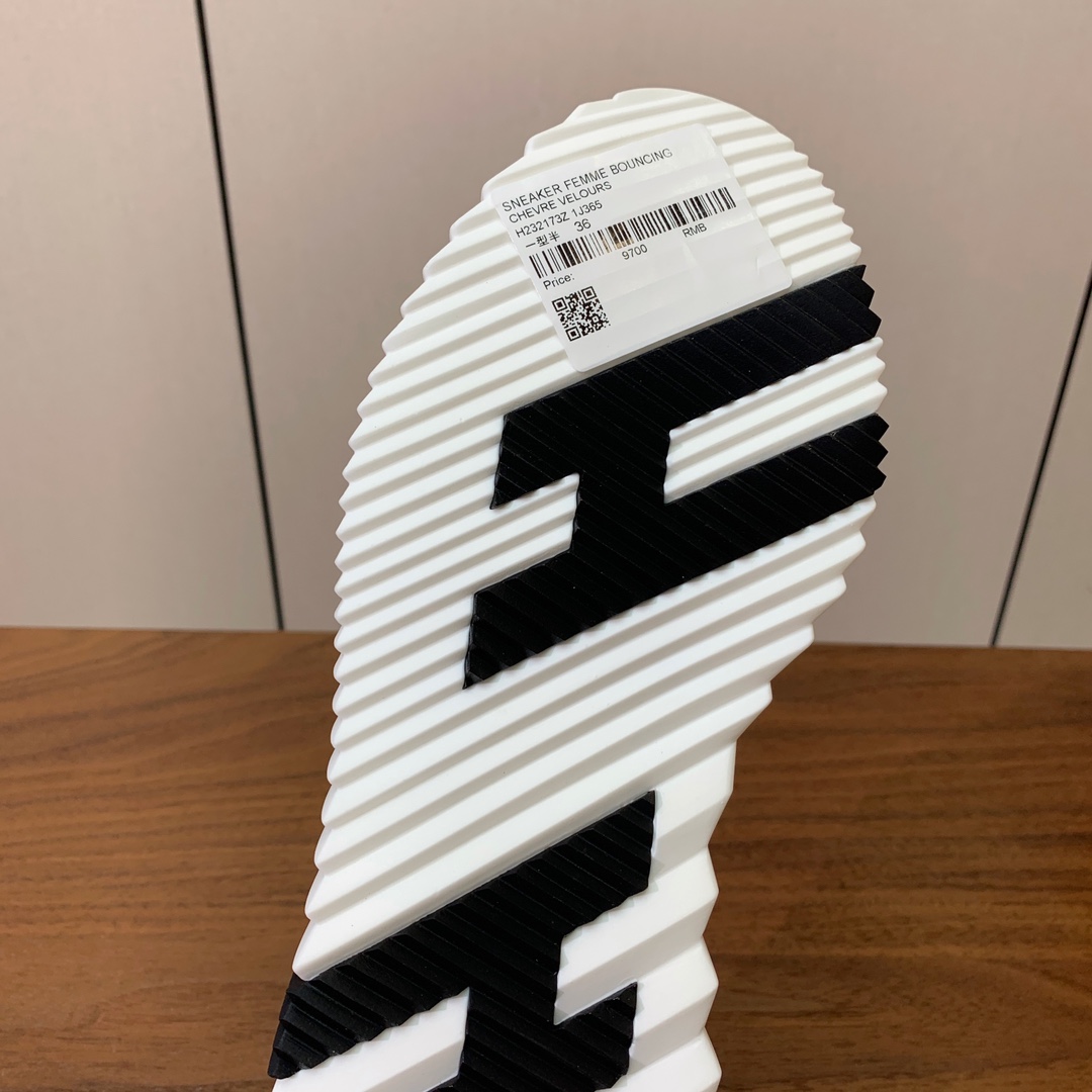 【Herm*s】情侣款顶级版本运动鞋。上脚轻便舒适。鞋面牛皮搭配定制网面。羊皮垫脚。增高3cm。原版开模