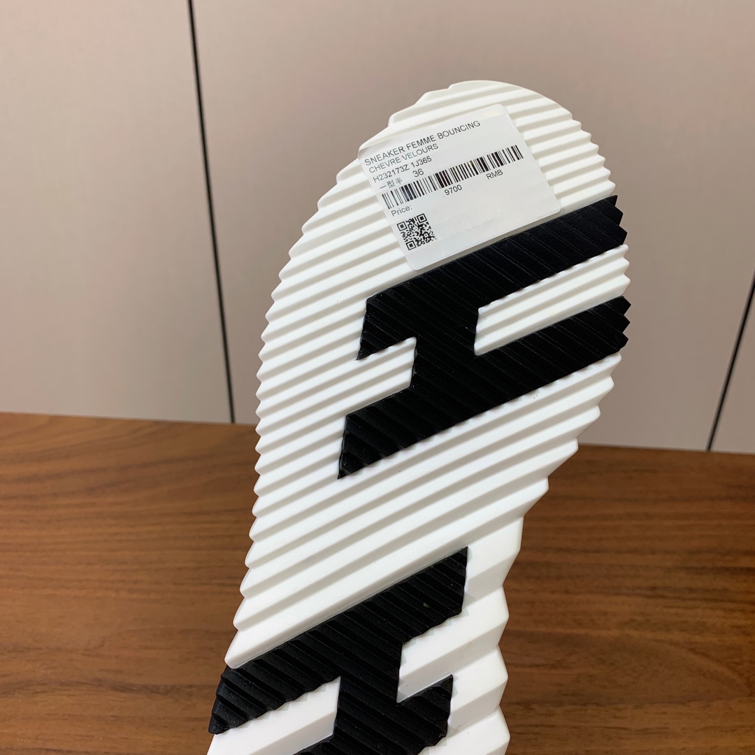 【Herm*s】情侣款顶级版本运动鞋。上脚轻便舒适。鞋面牛皮搭配定制网面。羊皮垫脚。增高3cm。原版开模
