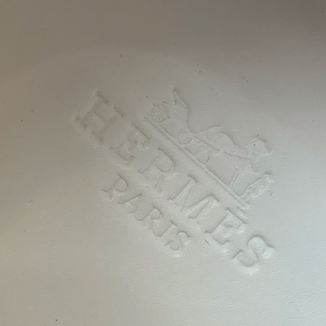 【Herm*s】情侣款顶级版本运动鞋。上脚轻便舒适。鞋面牛皮搭配定制网面。羊皮垫脚。增高3cm。原版开模