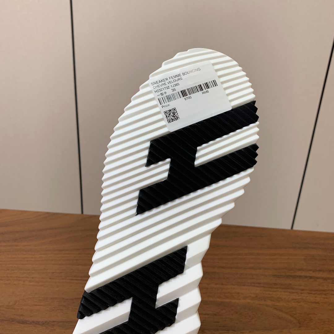 【Herm*s】情侣款顶级版本运动鞋。上脚轻便舒适。鞋面羊京搭配定制网面。羊皮垫脚。增高3cm。原版开模