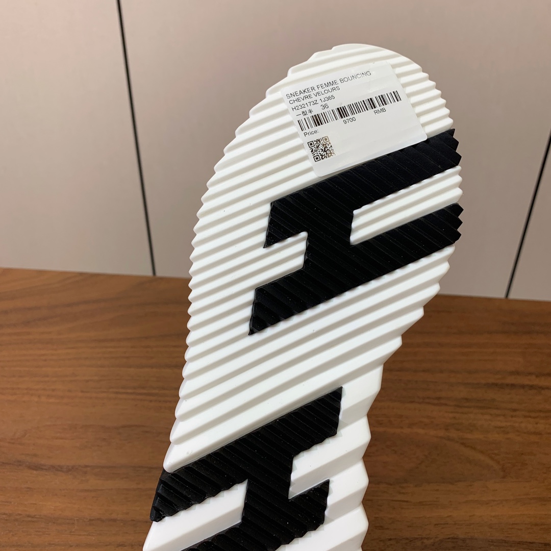 【Herm*s】情侣款顶级版本运动鞋。上脚轻便舒适。鞋面羊京搭配定制网面。羊皮垫脚。增高3cm。原版开模