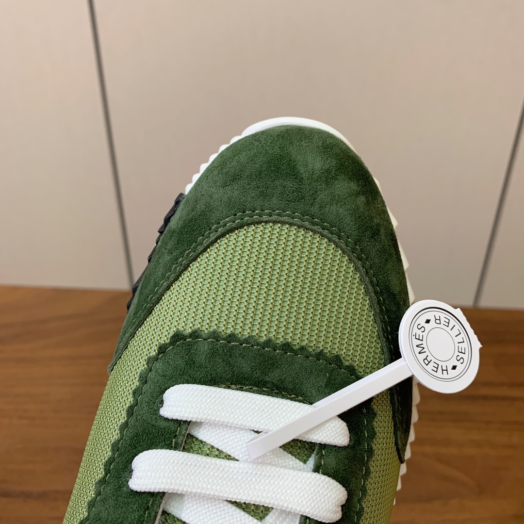 【Herm*s】情侣款顶级版本运动鞋。上脚轻便舒适。鞋面羊京搭配定制网面。羊皮垫脚。增高3cm。原版开模