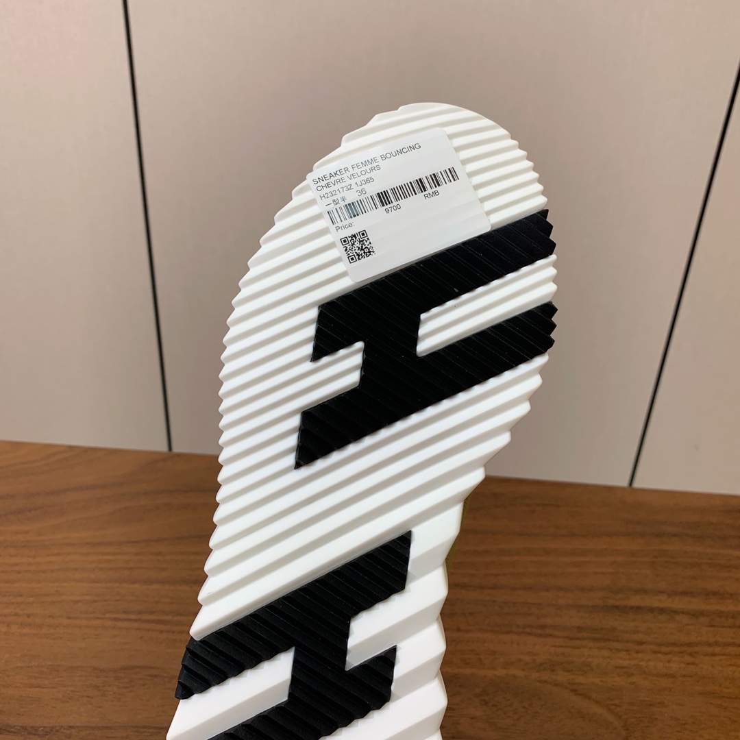 【Herm*s】情侣款顶级版本运动鞋。上脚轻便舒适。鞋面羊京搭配定制网面。羊皮垫脚。增高3cm。原版开模