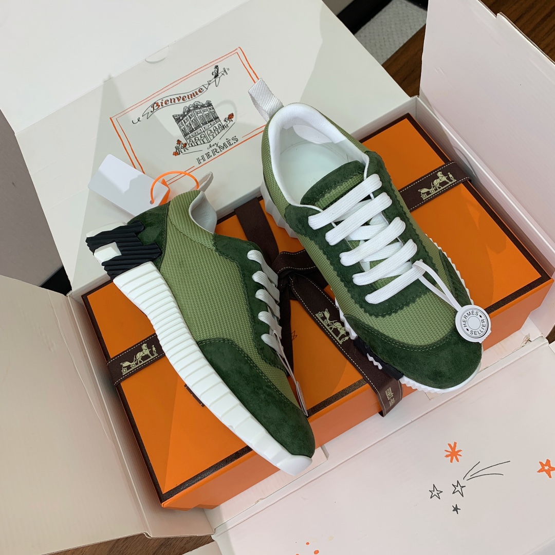 【Herm*s】情侣款顶级版本运动鞋。上脚轻便舒适。鞋面羊京搭配定制网面。羊皮垫脚。增高3cm。原版开模