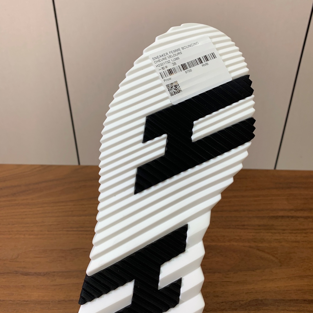 【Herm*s】情侣款顶级版本运动鞋。上脚轻便舒适。鞋面羊京搭配定制网面。羊皮垫脚。增高3cm。原版开模