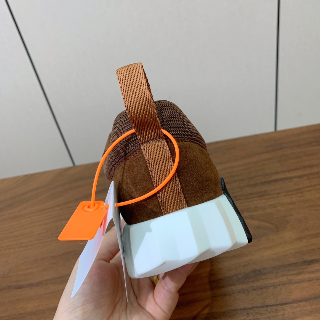 【Herm*s】情侣款顶级版本运动鞋。上脚轻便舒适。鞋面羊京搭配定制网面。羊皮垫脚。增高3cm。原版开模