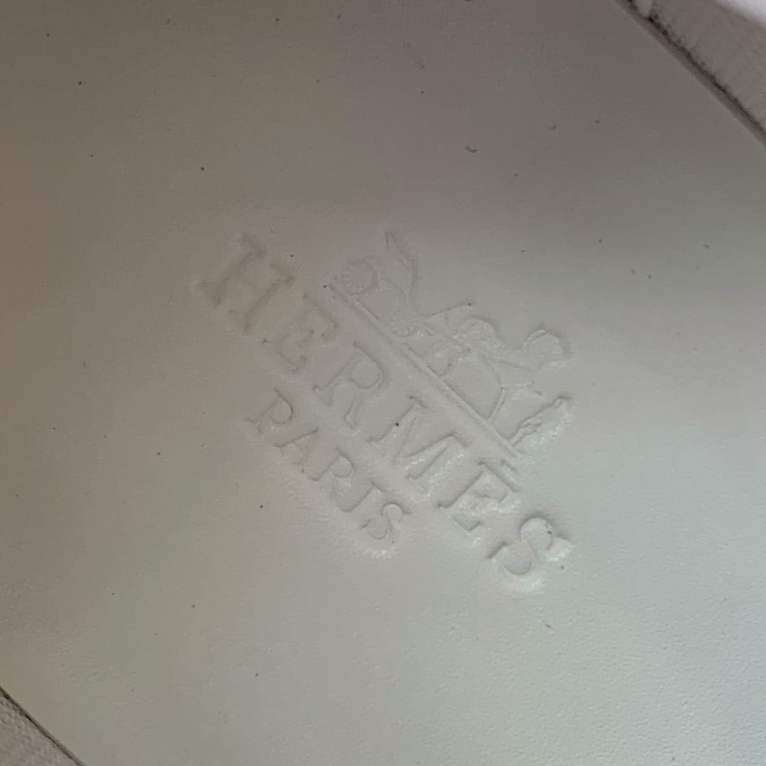 【Herm*s】情侣款顶级版本运动鞋。上脚轻便舒适。鞋面羊京搭配定制网面。羊皮垫脚。增高3cm。原版开模
