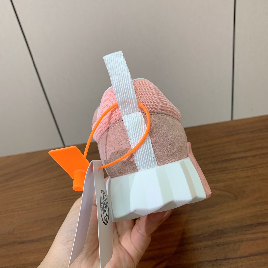 【Herm*s】情侣款顶级版本运动鞋。上脚轻便舒适。鞋面羊京搭配定制网面。羊皮垫脚。增高3cm。原版开模