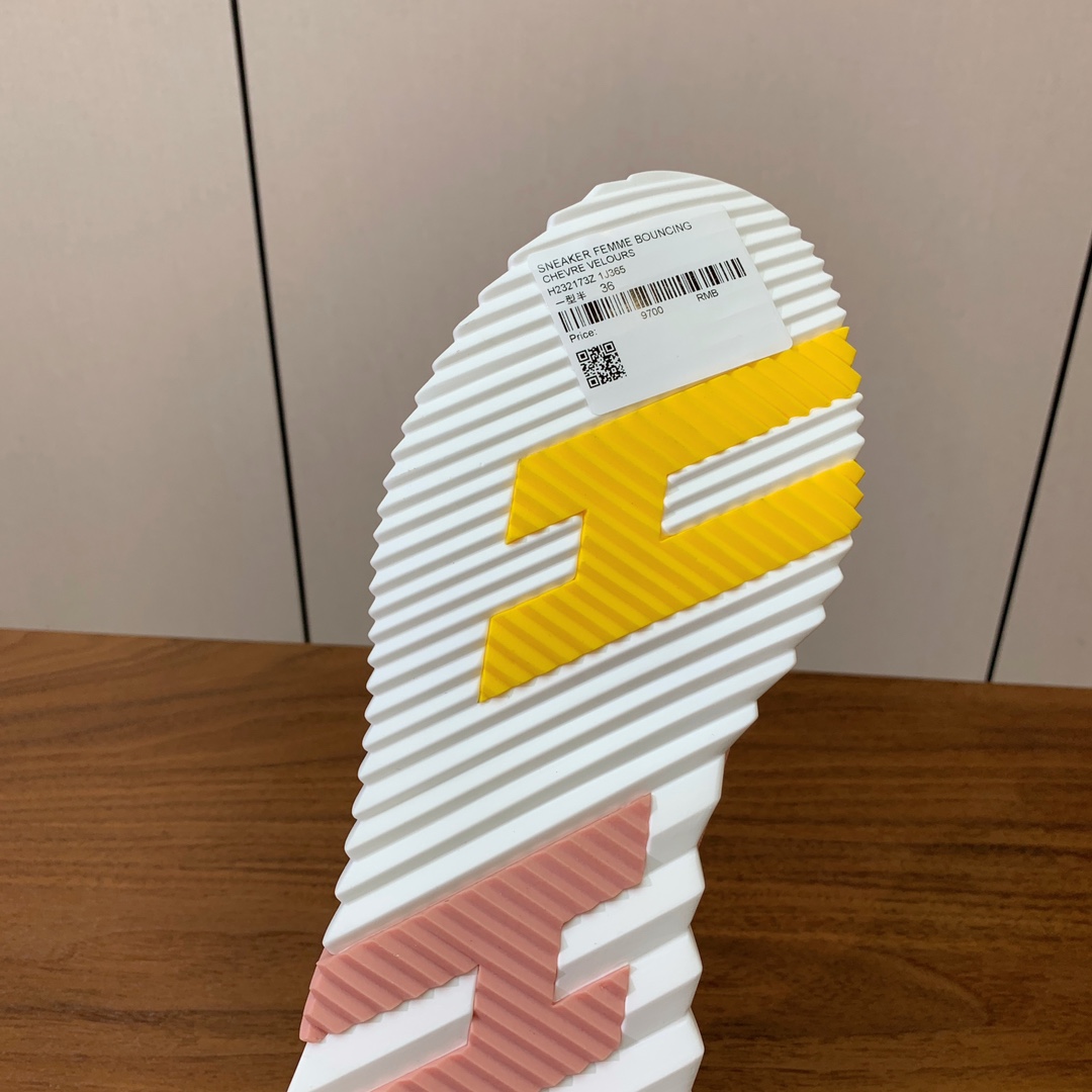【Herm*s】情侣款顶级版本运动鞋。上脚轻便舒适。鞋面羊京搭配定制网面。羊皮垫脚。增高3cm。原版开模
