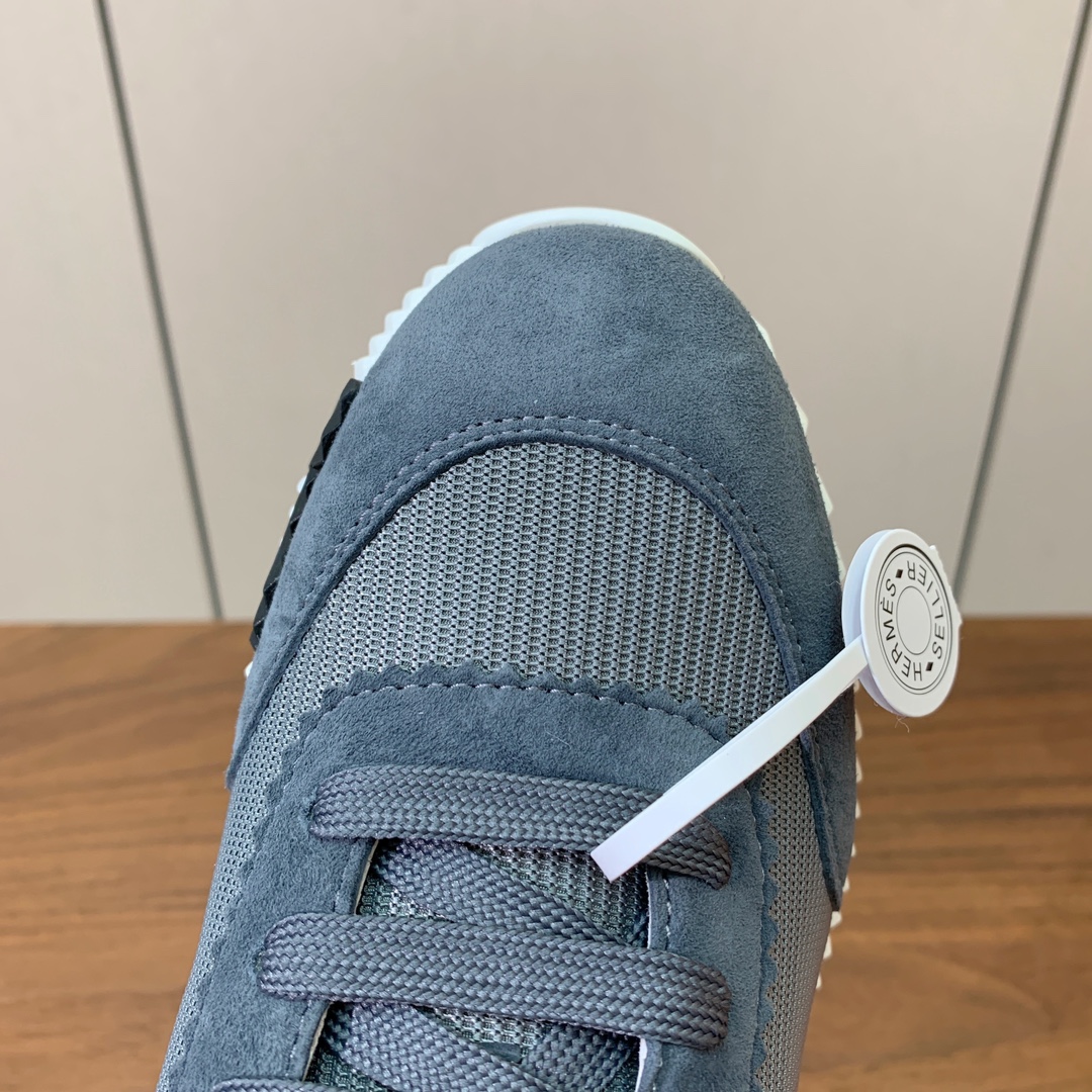 【Herm*s】情侣款顶级版本运动鞋。上脚轻便舒适。鞋面羊京搭配定制网面。羊皮垫脚。增高3cm。原版开模