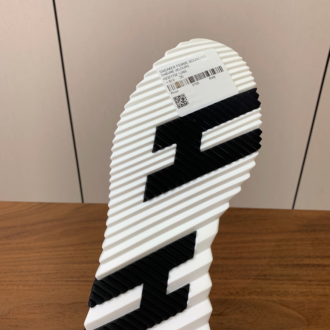 【Herm*s】情侣款顶级版本运动鞋。上脚轻便舒适。鞋面羊京搭配定制网面。羊皮垫脚。增高3cm。原版开模