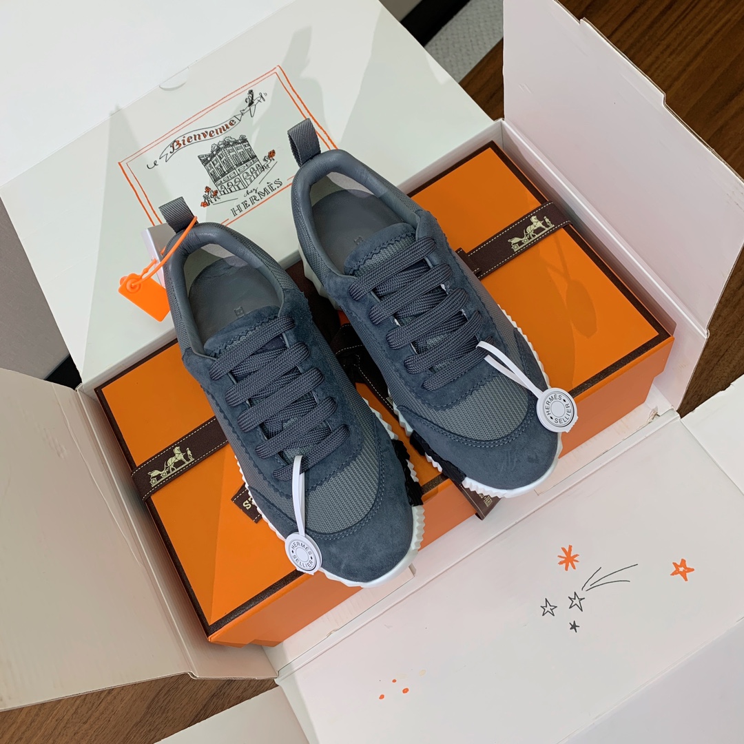 【Herm*s】情侣款顶级版本运动鞋。上脚轻便舒适。鞋面羊京搭配定制网面。羊皮垫脚。增高3cm。原版开模