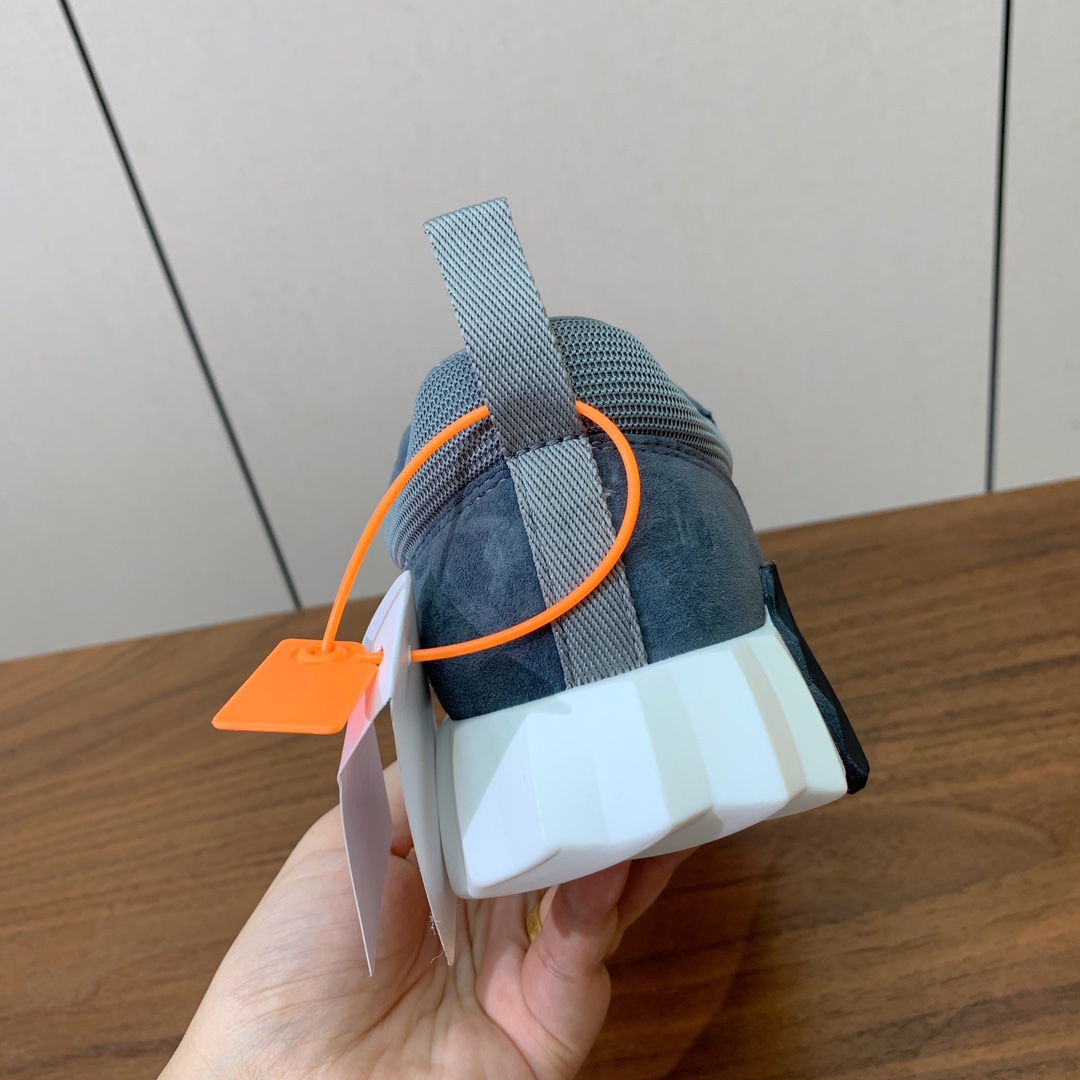 【Herm*s】情侣款顶级版本运动鞋。上脚轻便舒适。鞋面羊京搭配定制网面。羊皮垫脚。增高3cm。原版开模