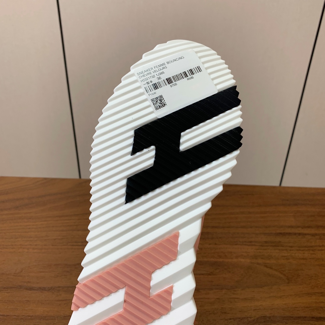 【Herm*s】情侣款顶级版本运动鞋。上脚轻便舒适。鞋面羊京搭配定制网面。羊皮垫脚。增高3cm。原版开模