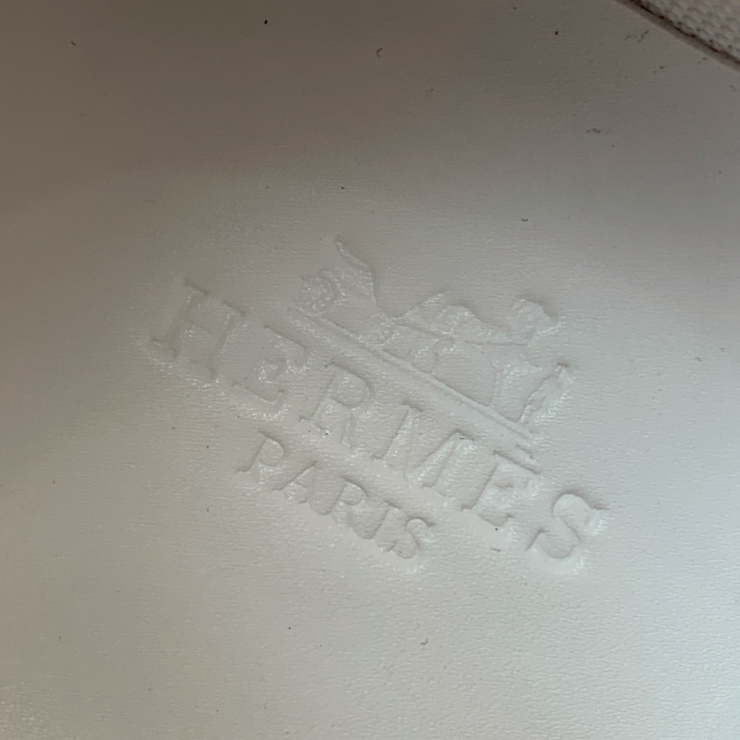 【Herm*s】情侣款顶级版本运动鞋。上脚轻便舒适。鞋面羊京搭配定制网面。羊皮垫脚。增高3cm。原版开模